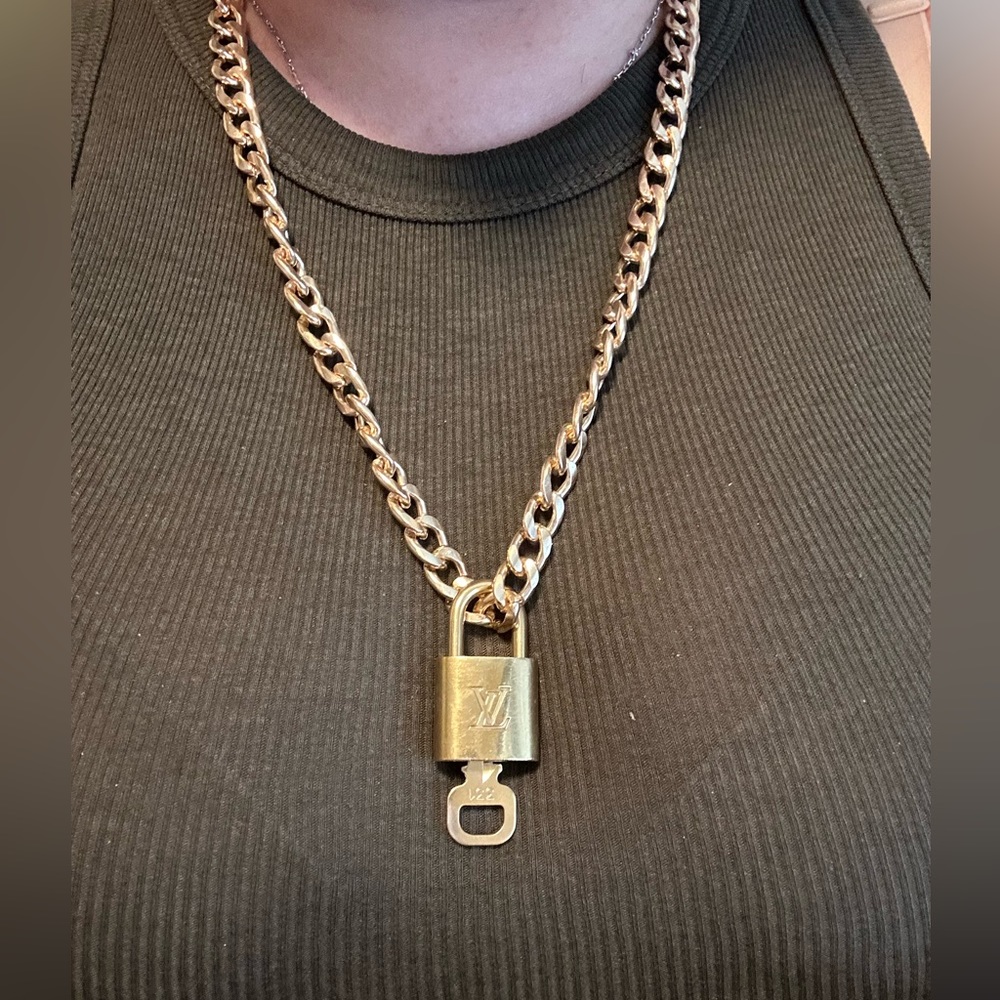 Louis Vuitton padlock & key (#331) with unbranded 23in chain